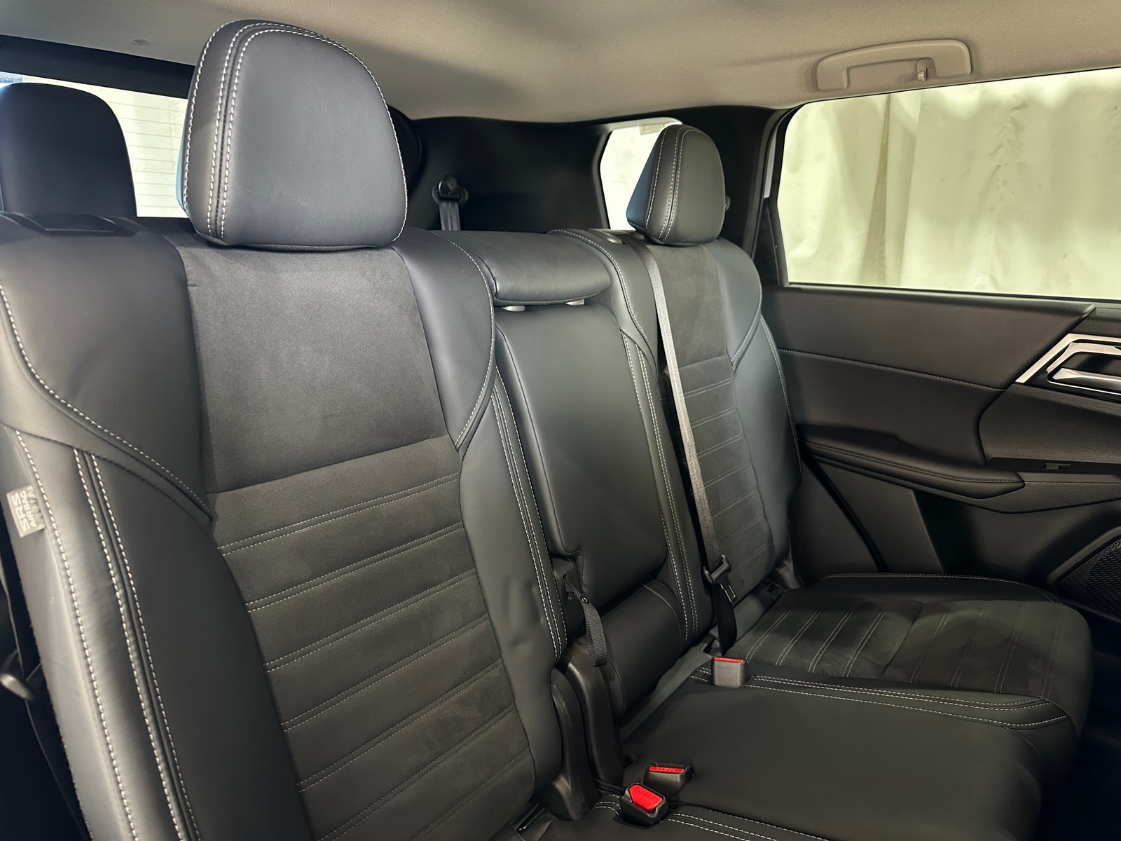 Thumbnail: 2025 Mitsubishi Outlander - 5