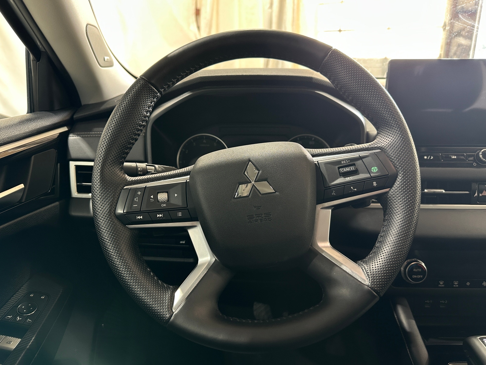 Thumbnail: 2025 Mitsubishi Outlander - 4