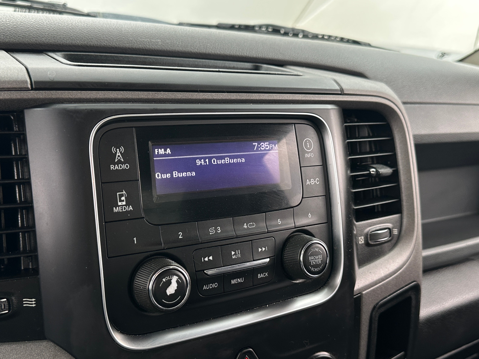 Thumbnail: 2019 RAM 1500 Classic - 4