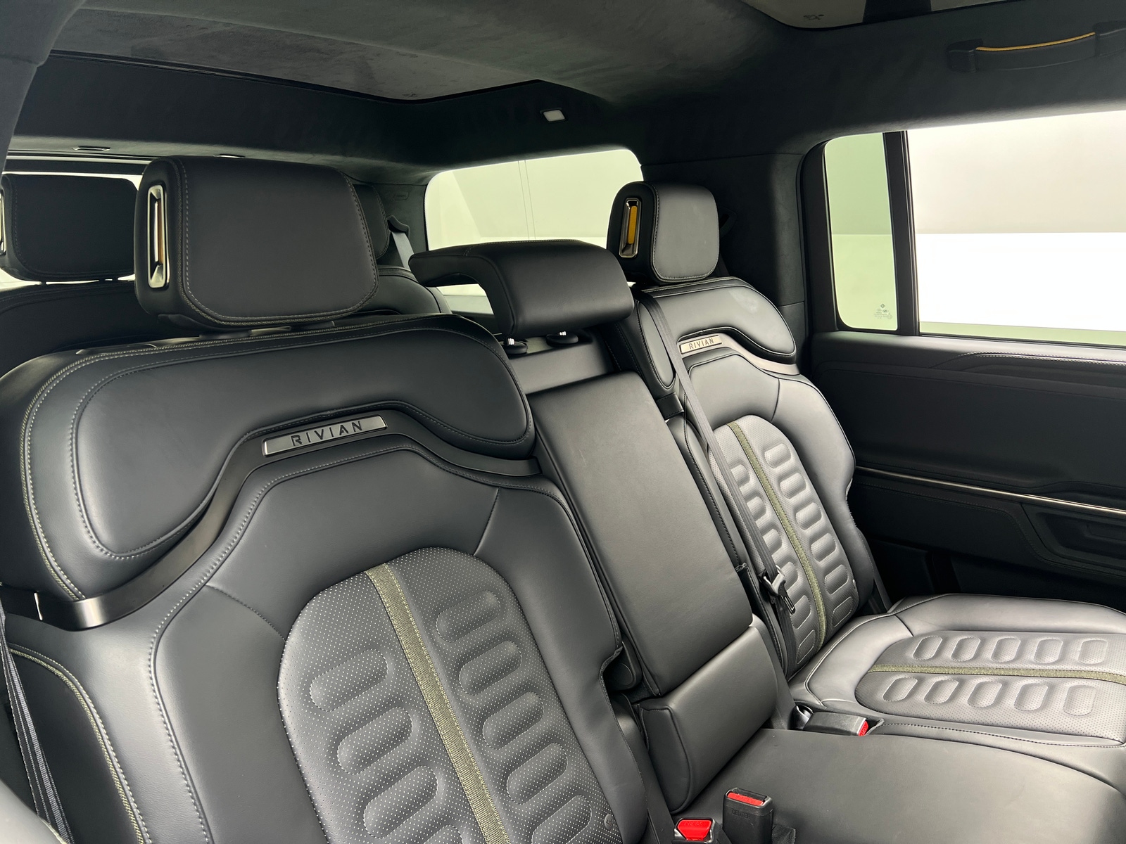 Thumbnail: 2025 Rivian R1S - 5