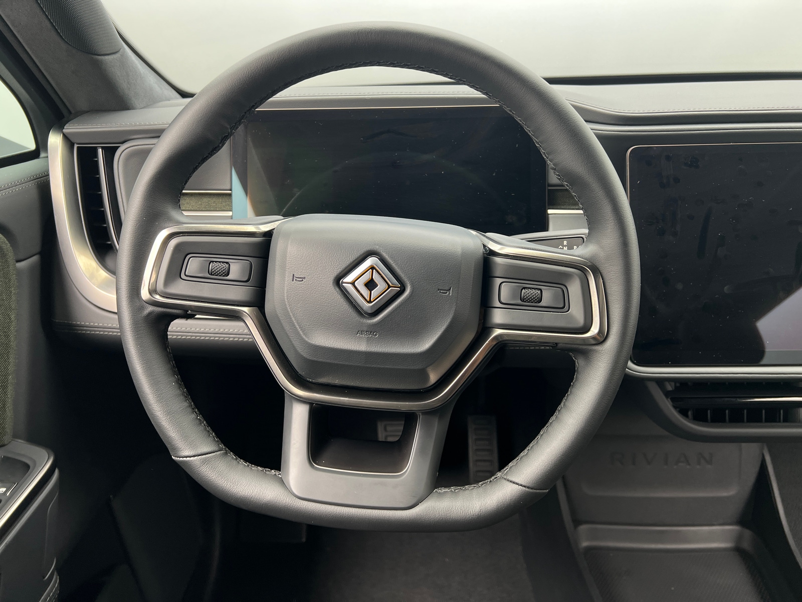 Thumbnail: 2025 Rivian R1S - 4