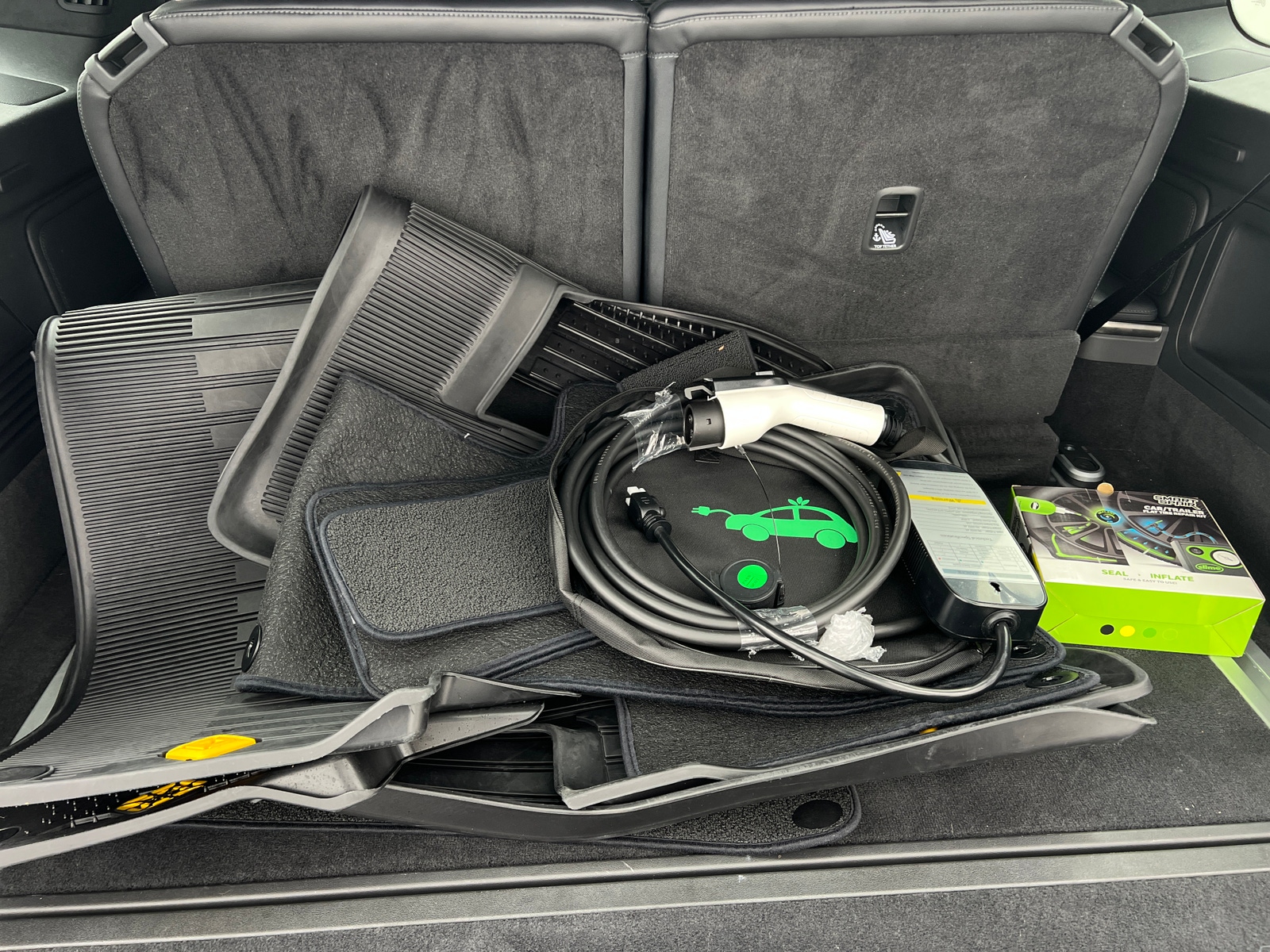 Thumbnail: 2025 Rivian R1S - 6