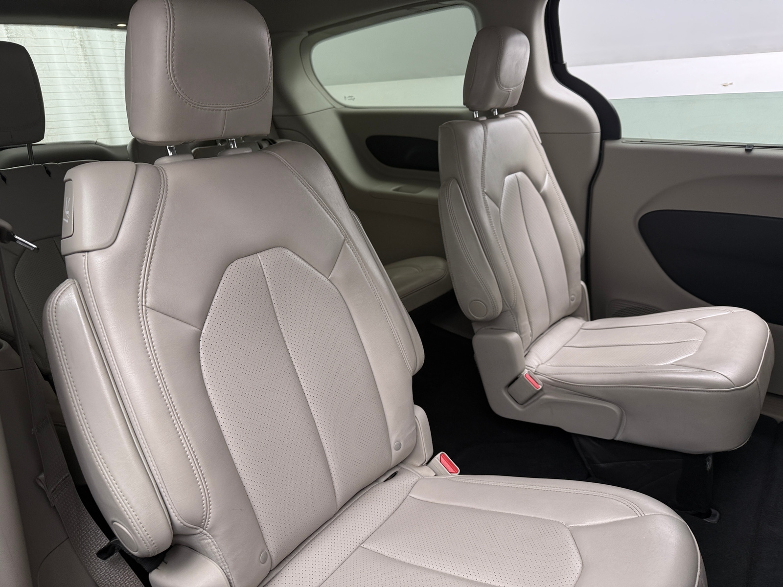 Thumbnail: 2021 Chrysler Voyager - 5