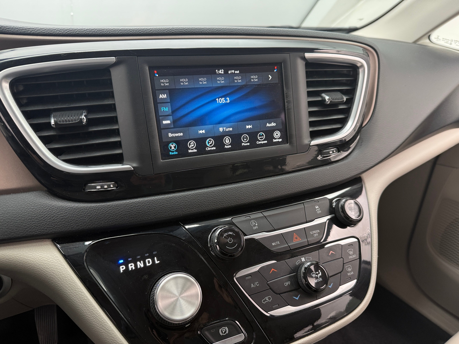 Thumbnail: 2021 Chrysler Voyager - 3