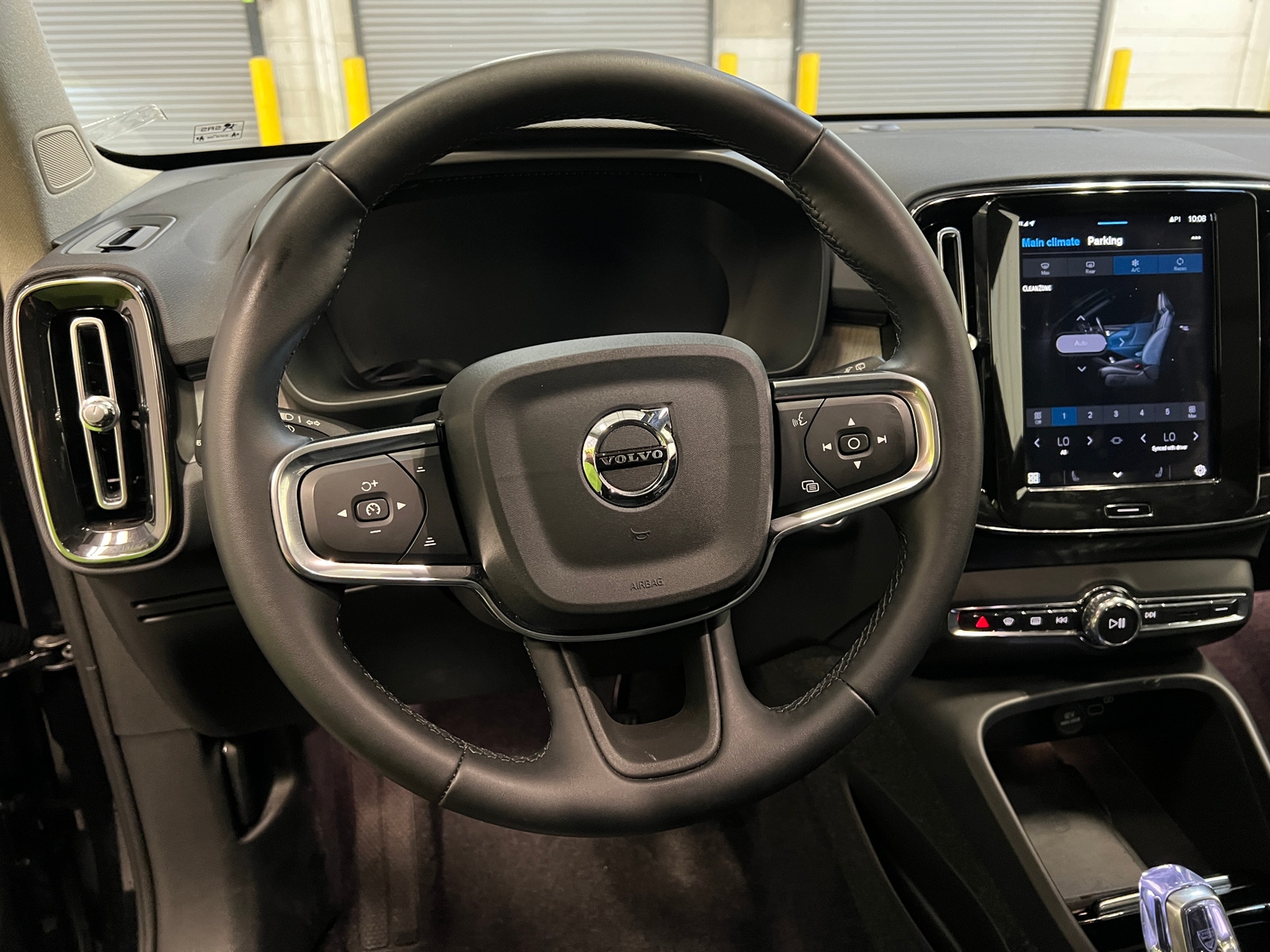 Thumbnail: 2025 Volvo XC40 - 4