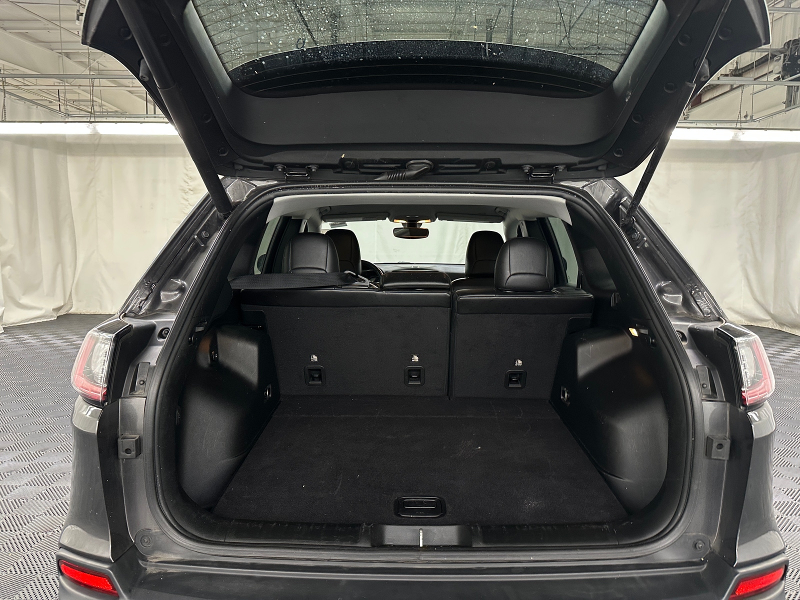 Thumbnail: 2019 Jeep Cherokee - 7