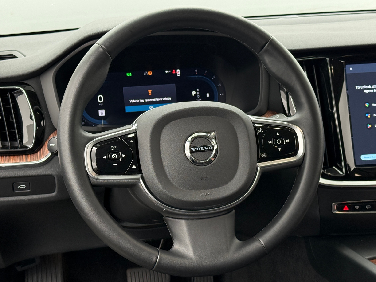 Thumbnail: 2025 Volvo V60 - 4