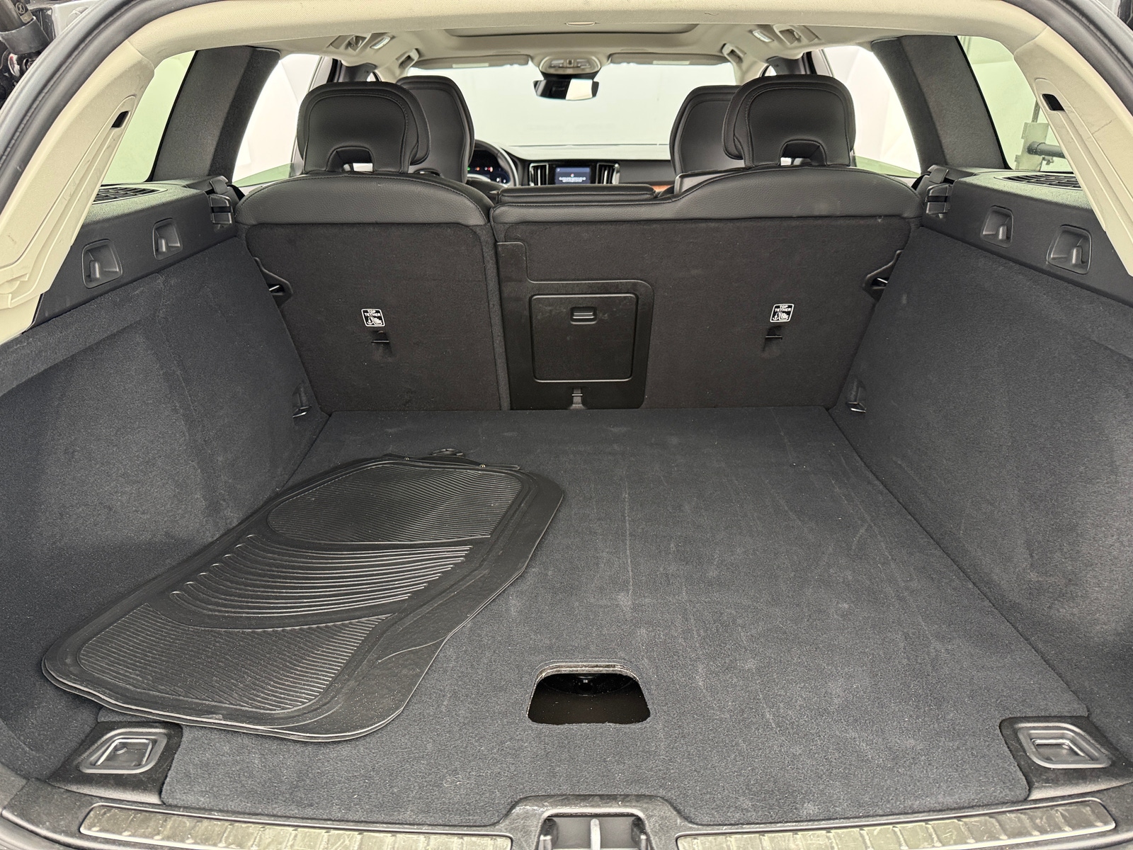 Thumbnail: 2025 Volvo V60 - 6