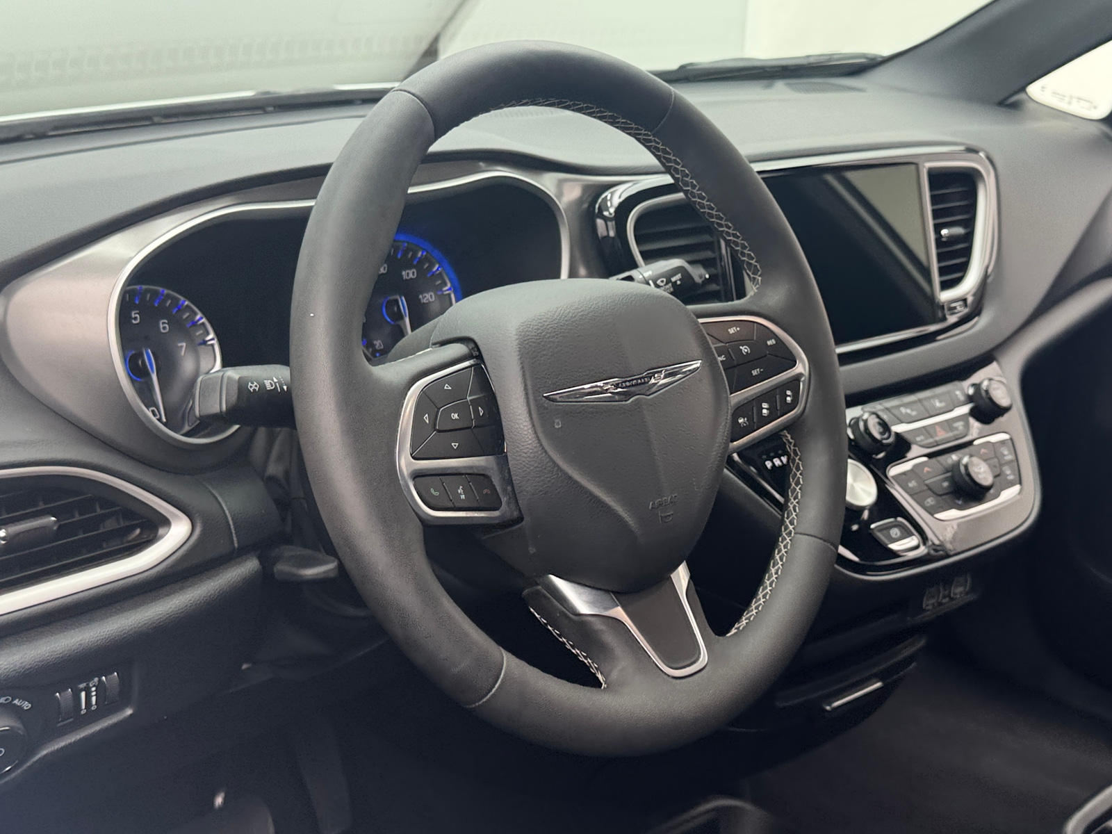 Thumbnail: 2025 Chrysler Pacifica - 4