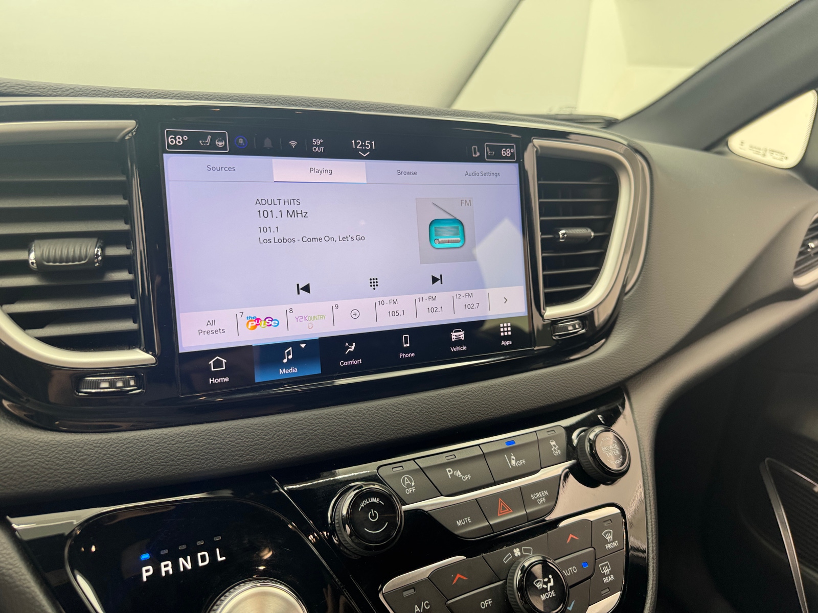 Thumbnail: 2025 Chrysler Pacifica - 3