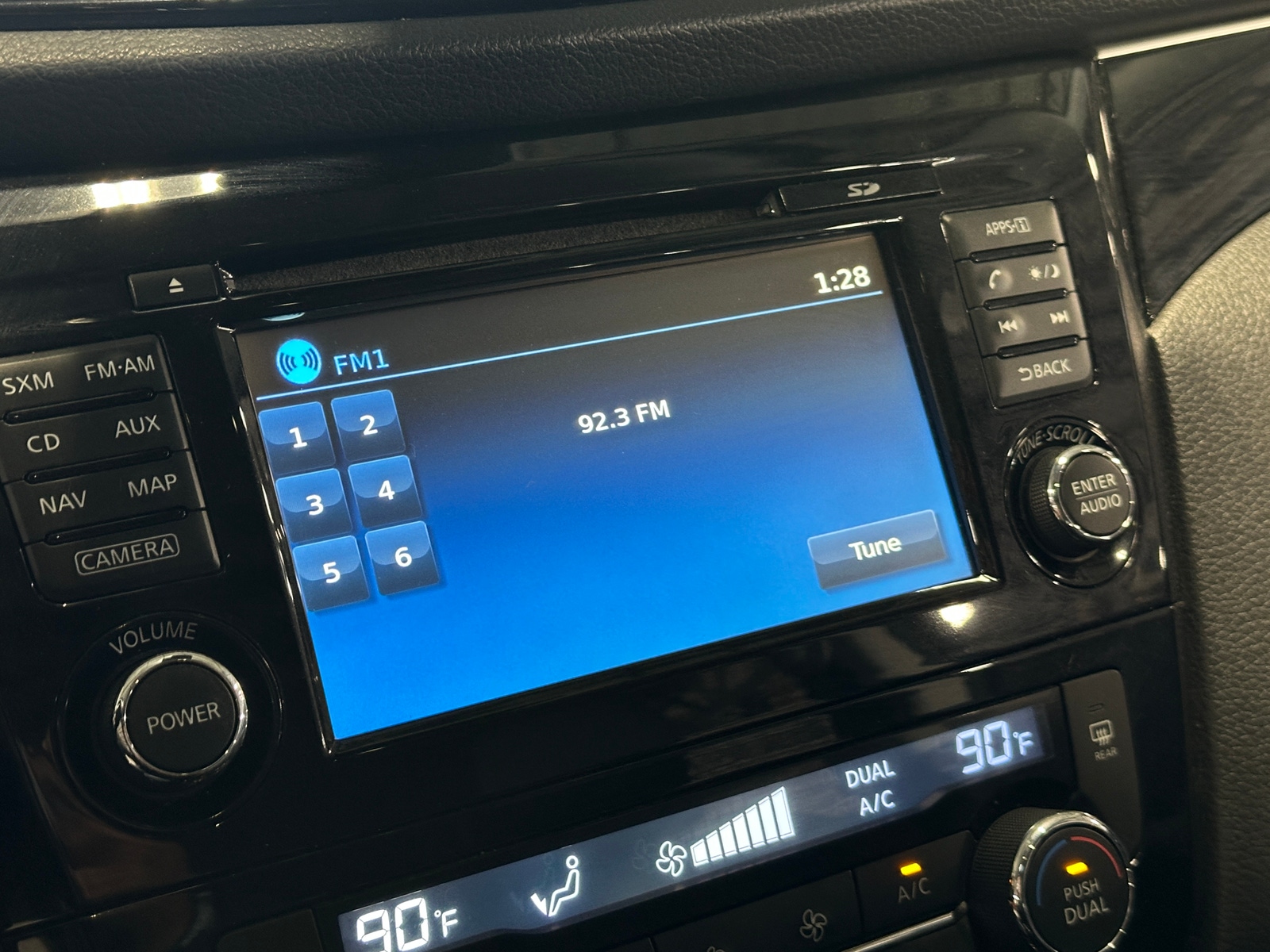 Thumbnail: 2017 Nissan Rogue Sport - 3