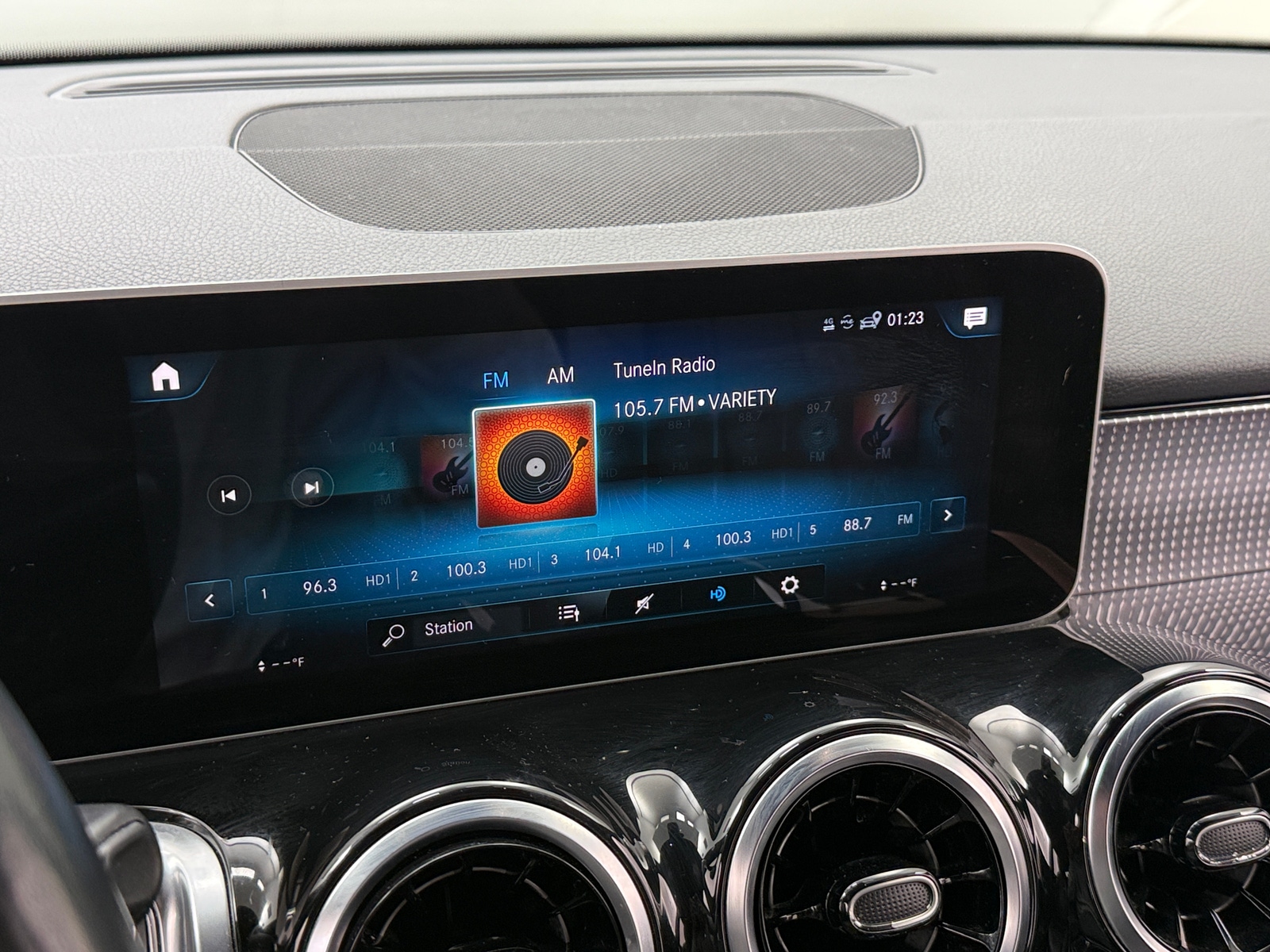 Thumbnail: 2020 Mercedes-Benz GLB - 3