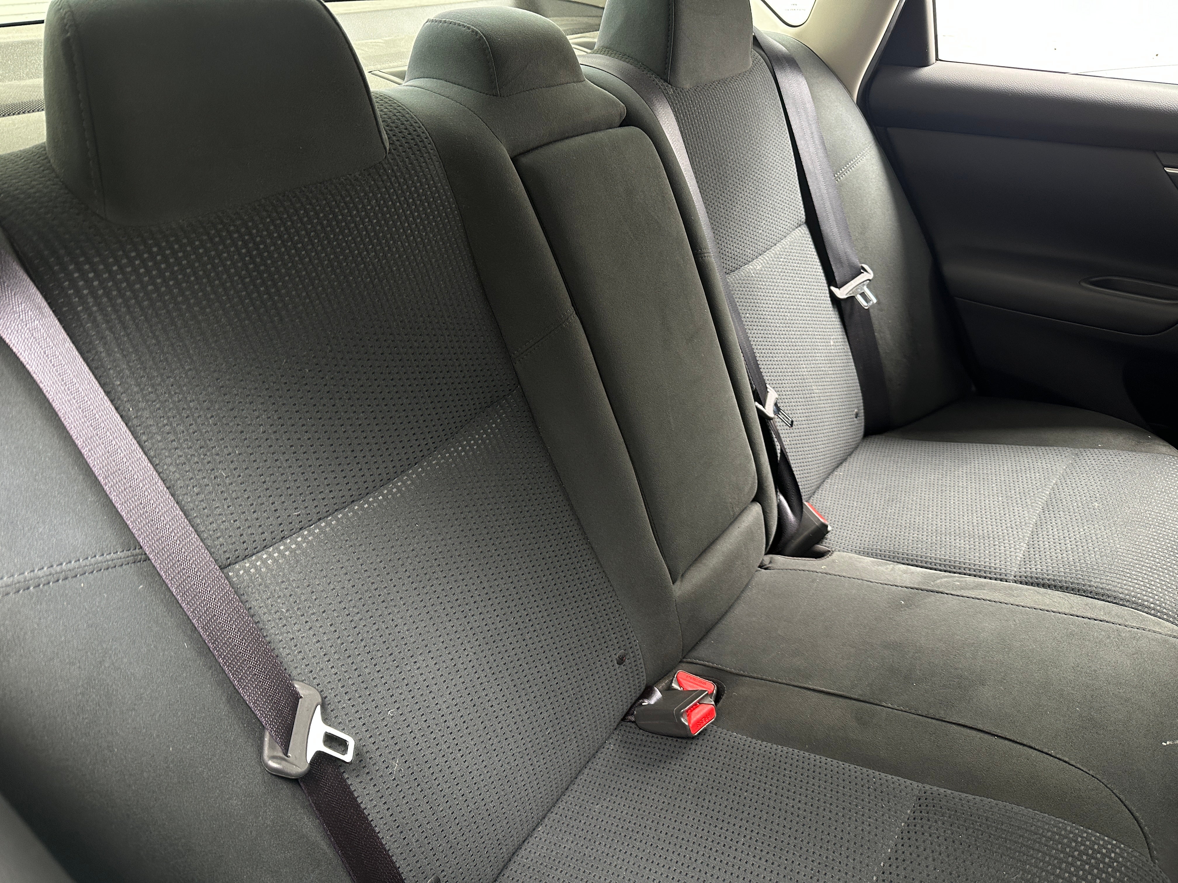 Used 2015 Nissan Altima SV with VIN 1N4AL3AP1FC250059 for sale in Oak Creek, WI