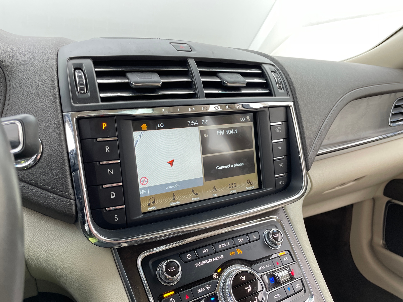 Thumbnail: 2018 Lincoln Continental - 3