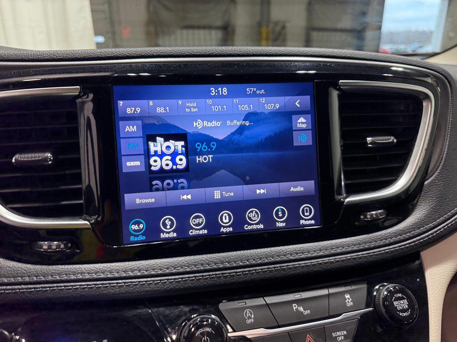 Thumbnail: 2019 Chrysler Pacifica - 3