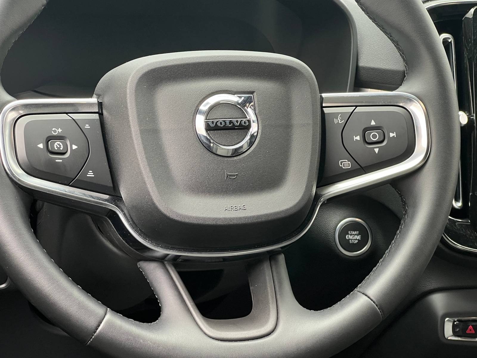 Thumbnail: 2025 Volvo XC40 - 5