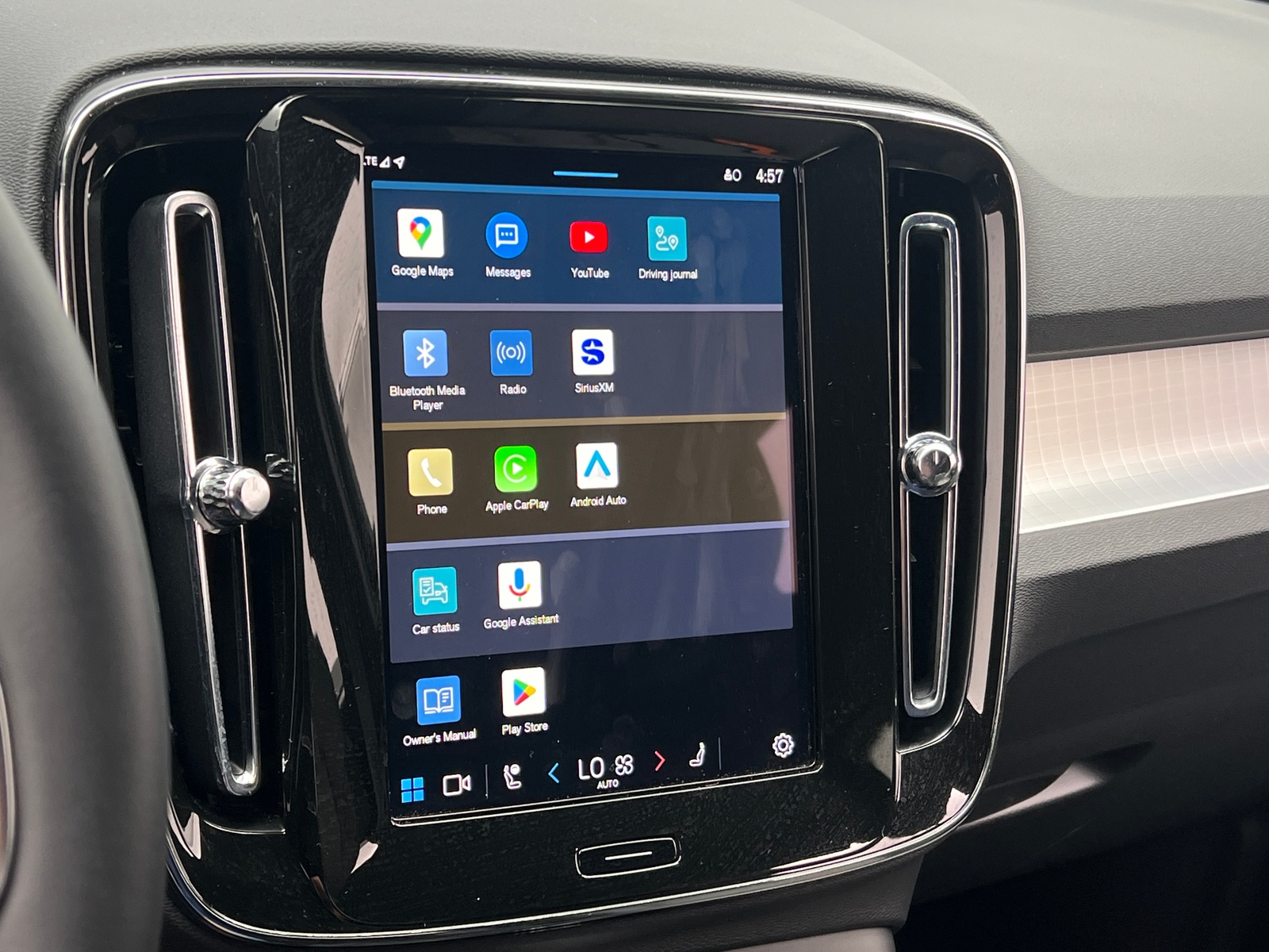 Thumbnail: 2025 Volvo XC40 - 4