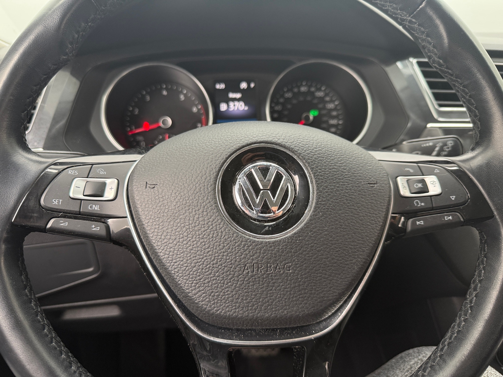 Thumbnail: 2018 Volkswagen Tiguan - 4