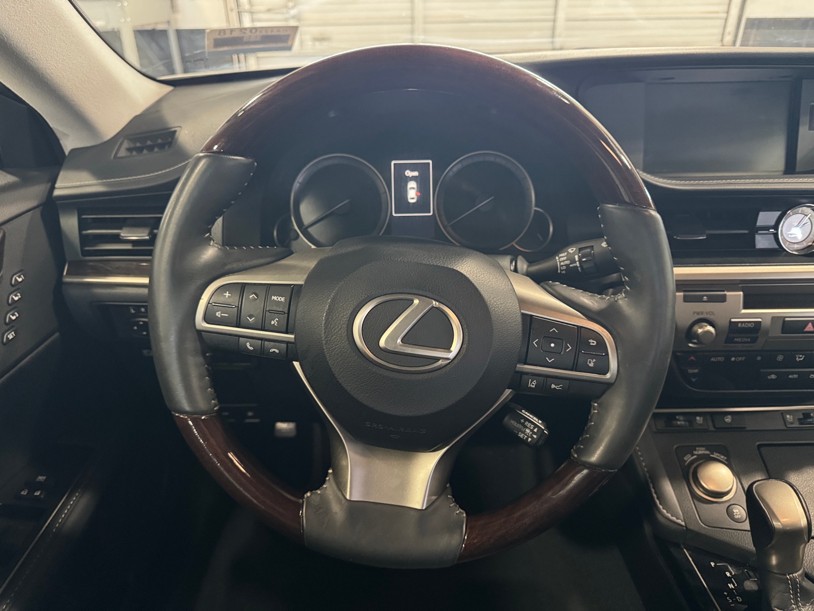 Thumbnail: 2017 Lexus ES - 4