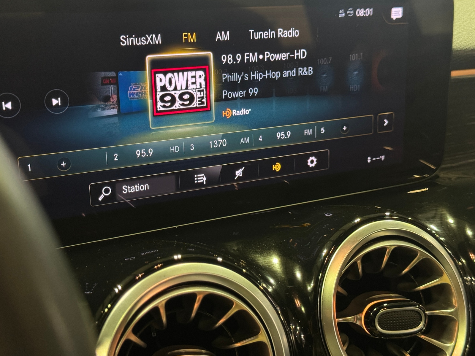 Thumbnail: 2023 Mercedes-Benz GLB - 3