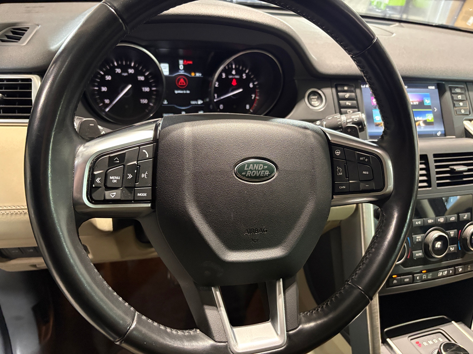 Thumbnail: 2017 Land Rover Discovery Sport - 4