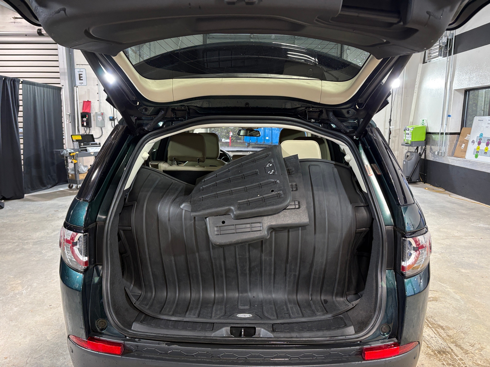 Thumbnail: 2017 Land Rover Discovery Sport - 6