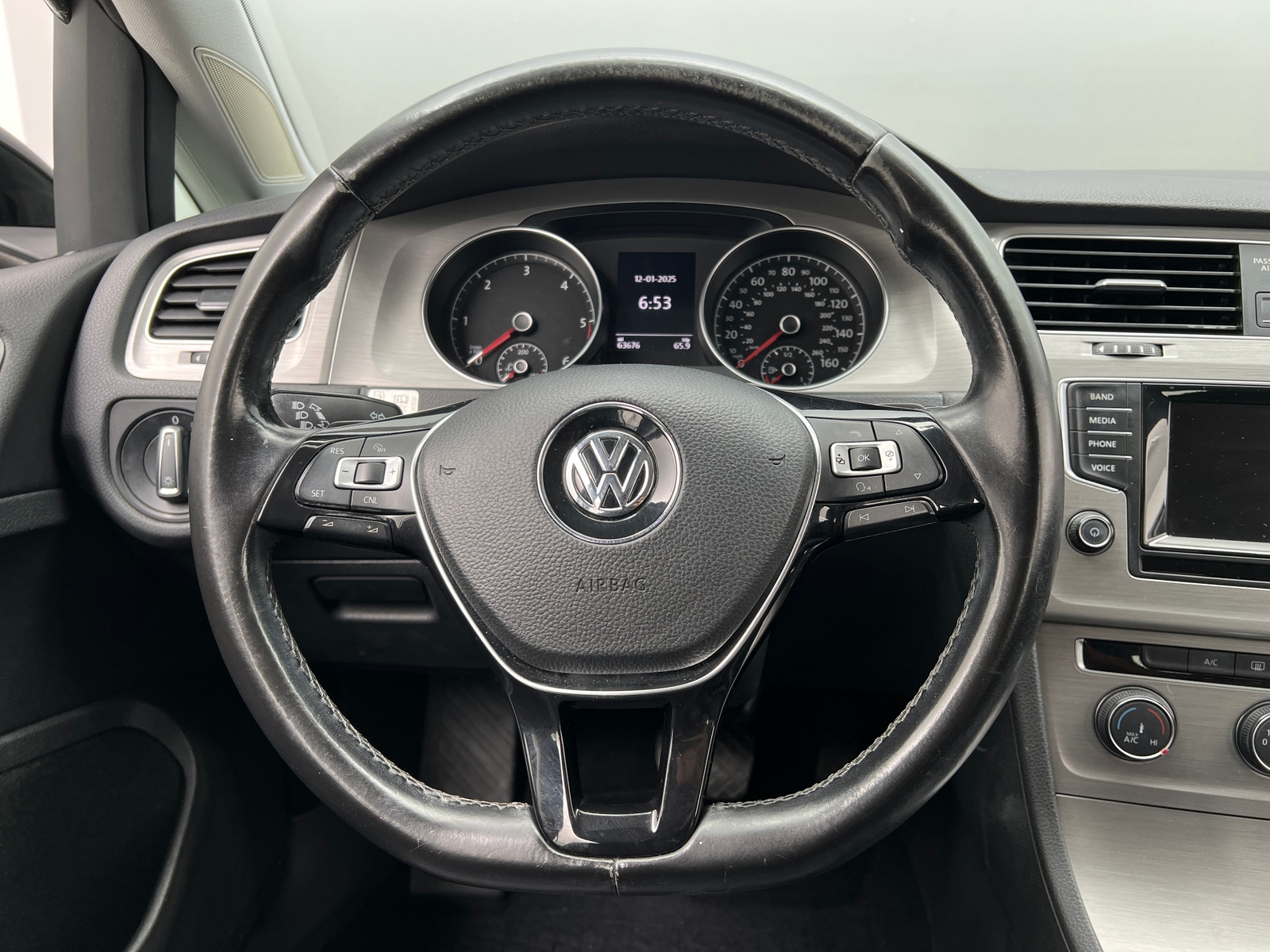 Thumbnail: 2015 Volkswagen e-Golf - 4