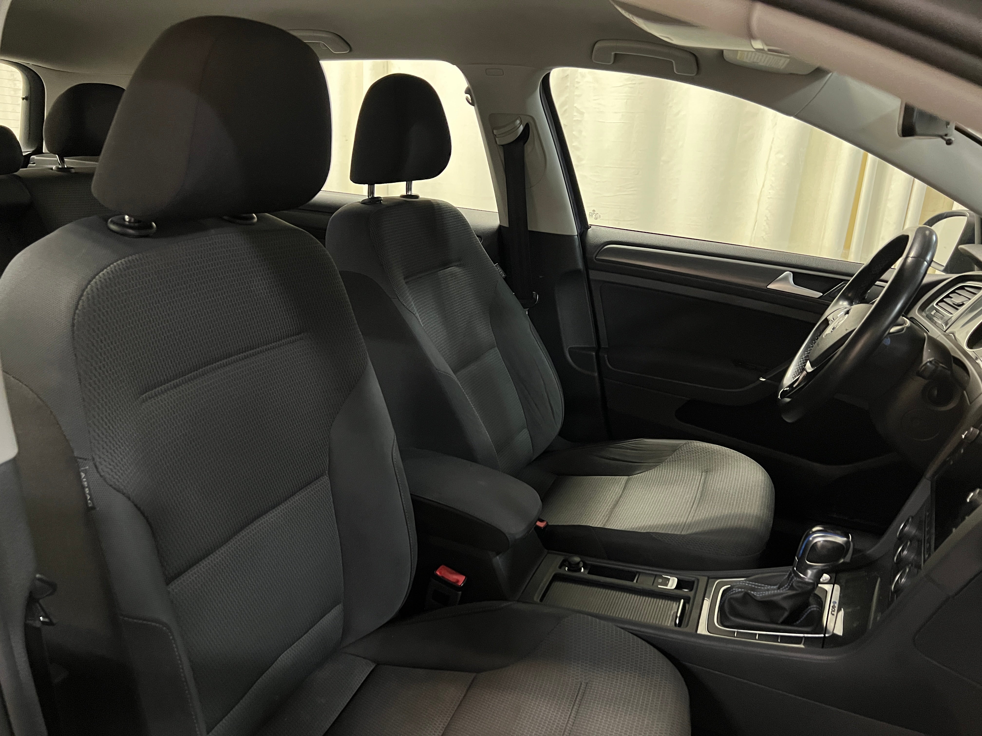 Used 2019 Volkswagen e-Golf e-Golf SE with VIN WVWKR7AU2KW911536 for sale in Oak Creek, WI