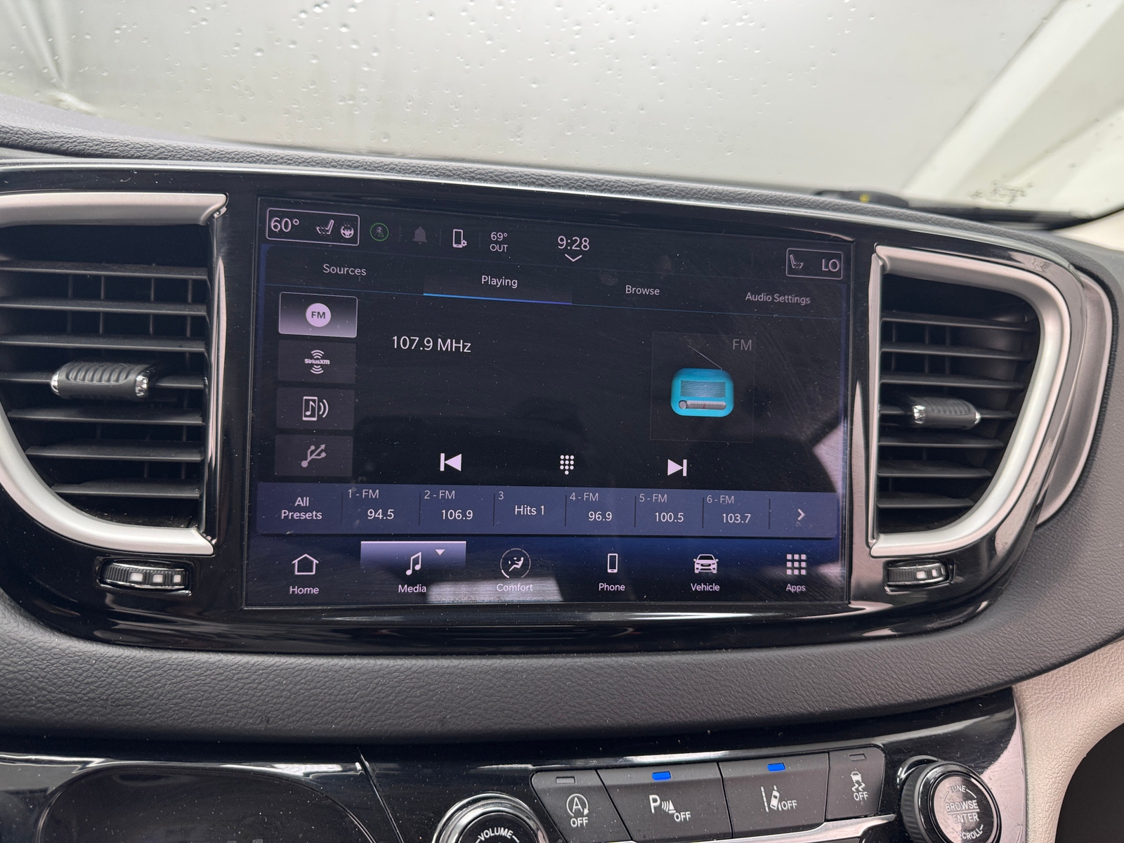 Thumbnail: 2022 Chrysler Pacifica - 3