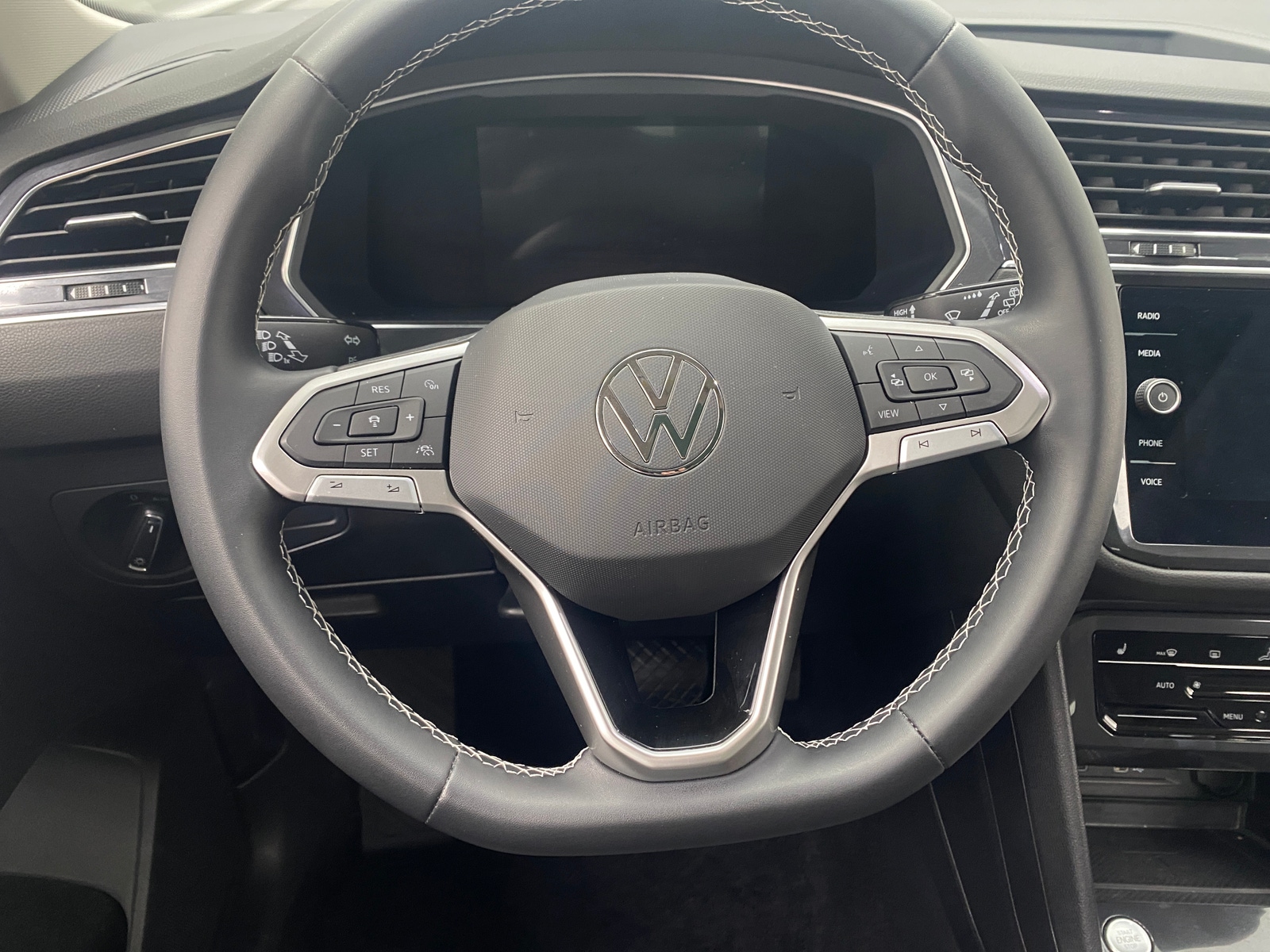 Thumbnail: 2023 Volkswagen Tiguan - 4