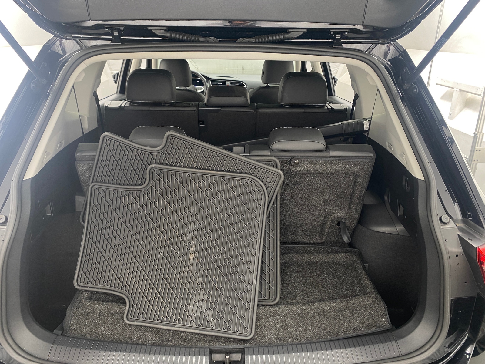 Thumbnail: 2023 Volkswagen Tiguan - 6