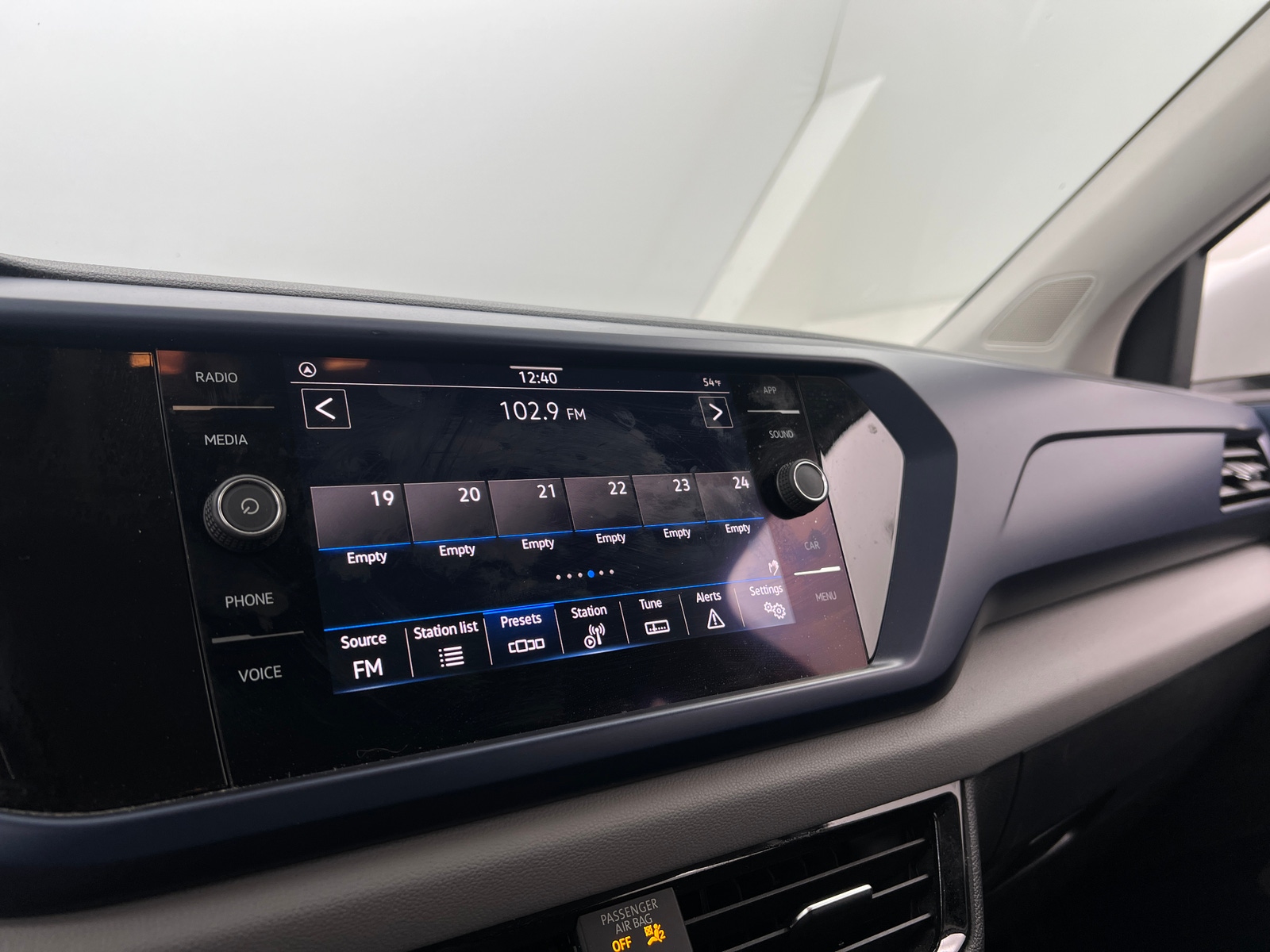 Thumbnail: 2022 Volkswagen Taos - 4