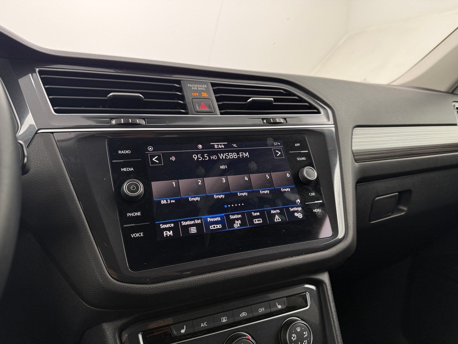 Thumbnail: 2024 Volkswagen Tiguan - 3