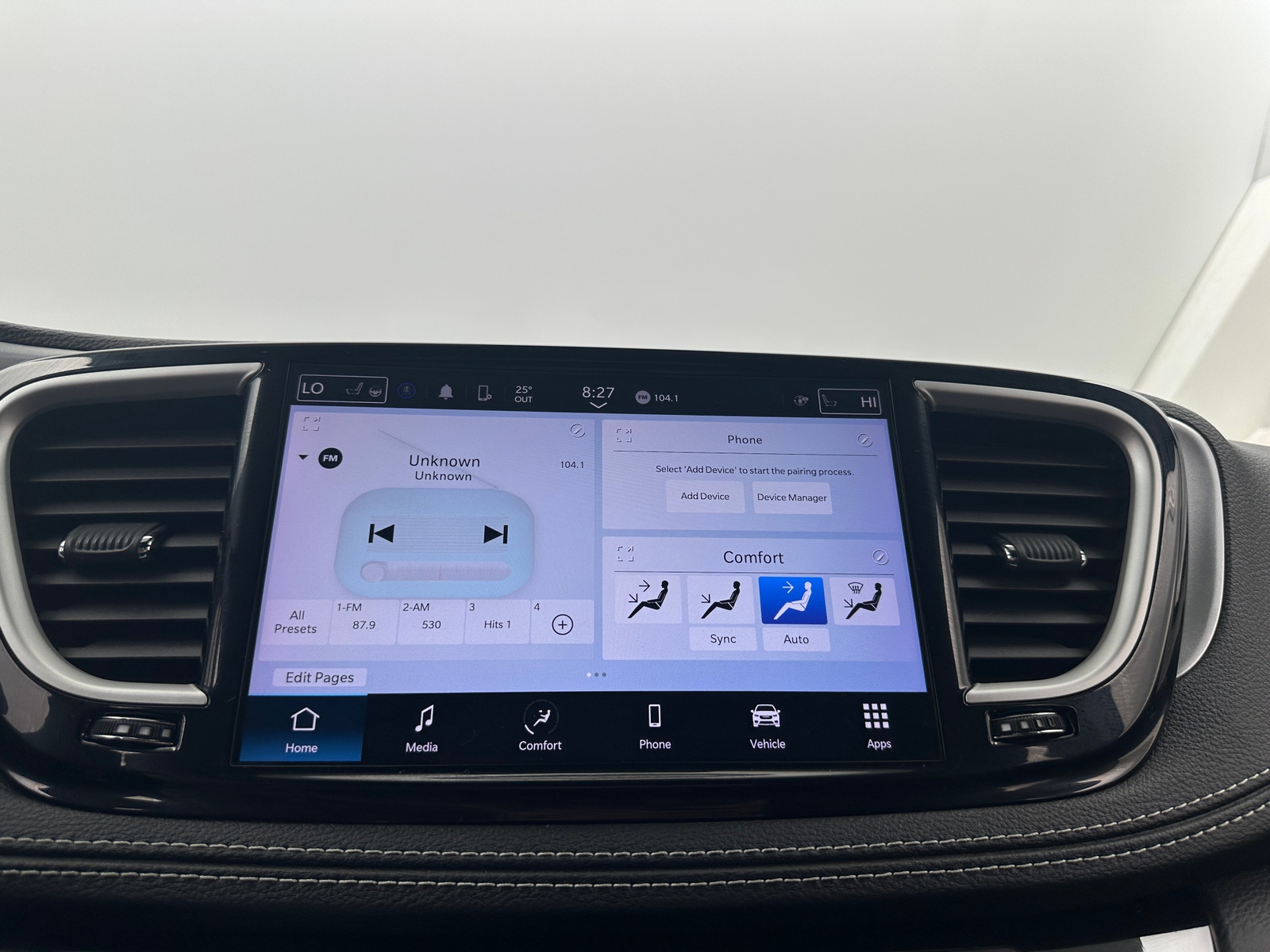 Thumbnail: 2023 Chrysler Pacifica - 4