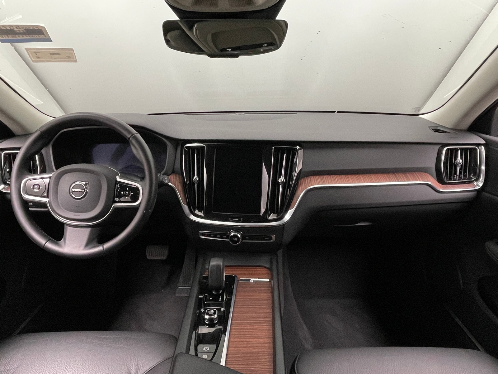 Thumbnail: 2025 Volvo V60 - 2