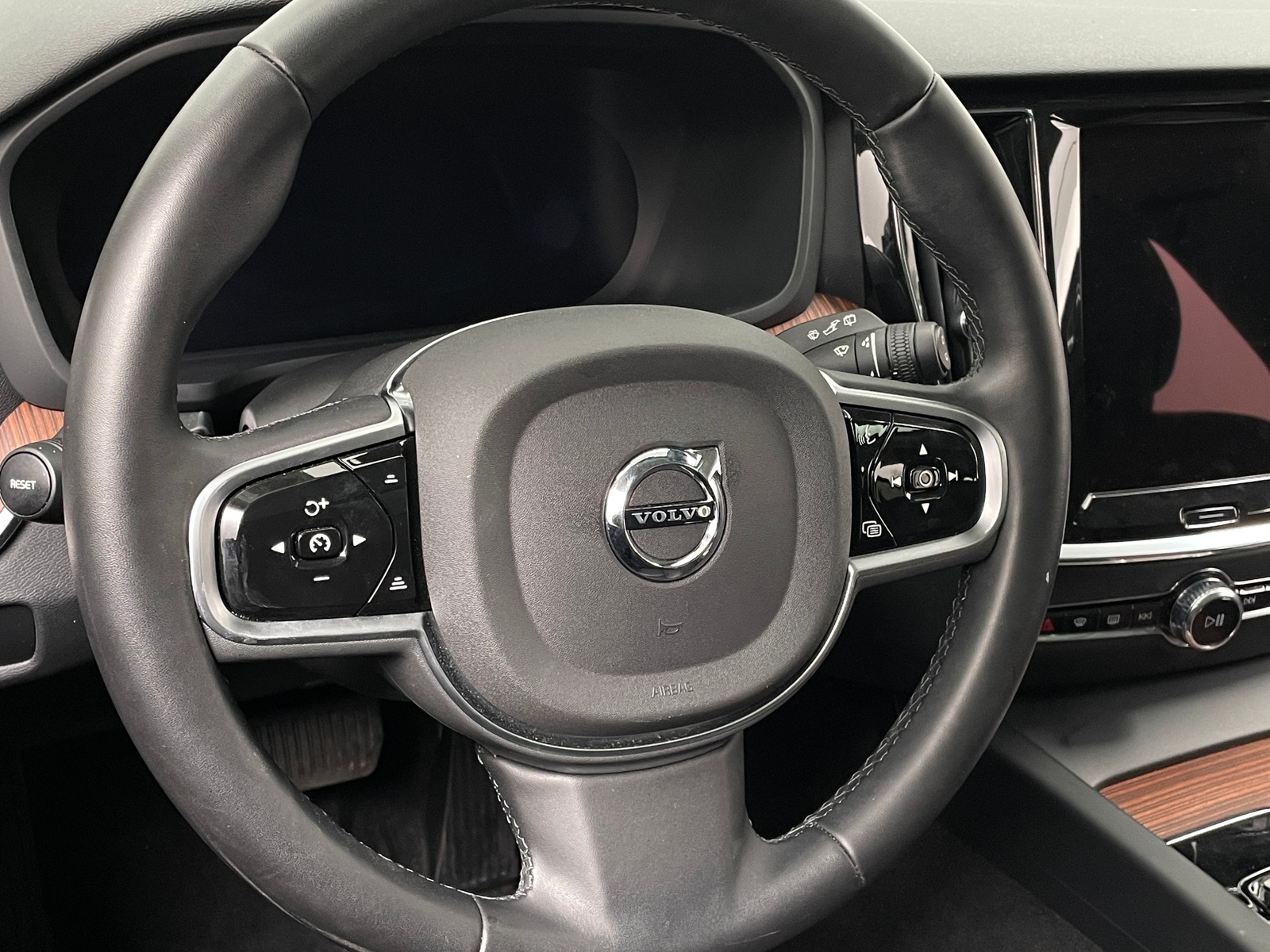 Thumbnail: 2025 Volvo V60 - 4