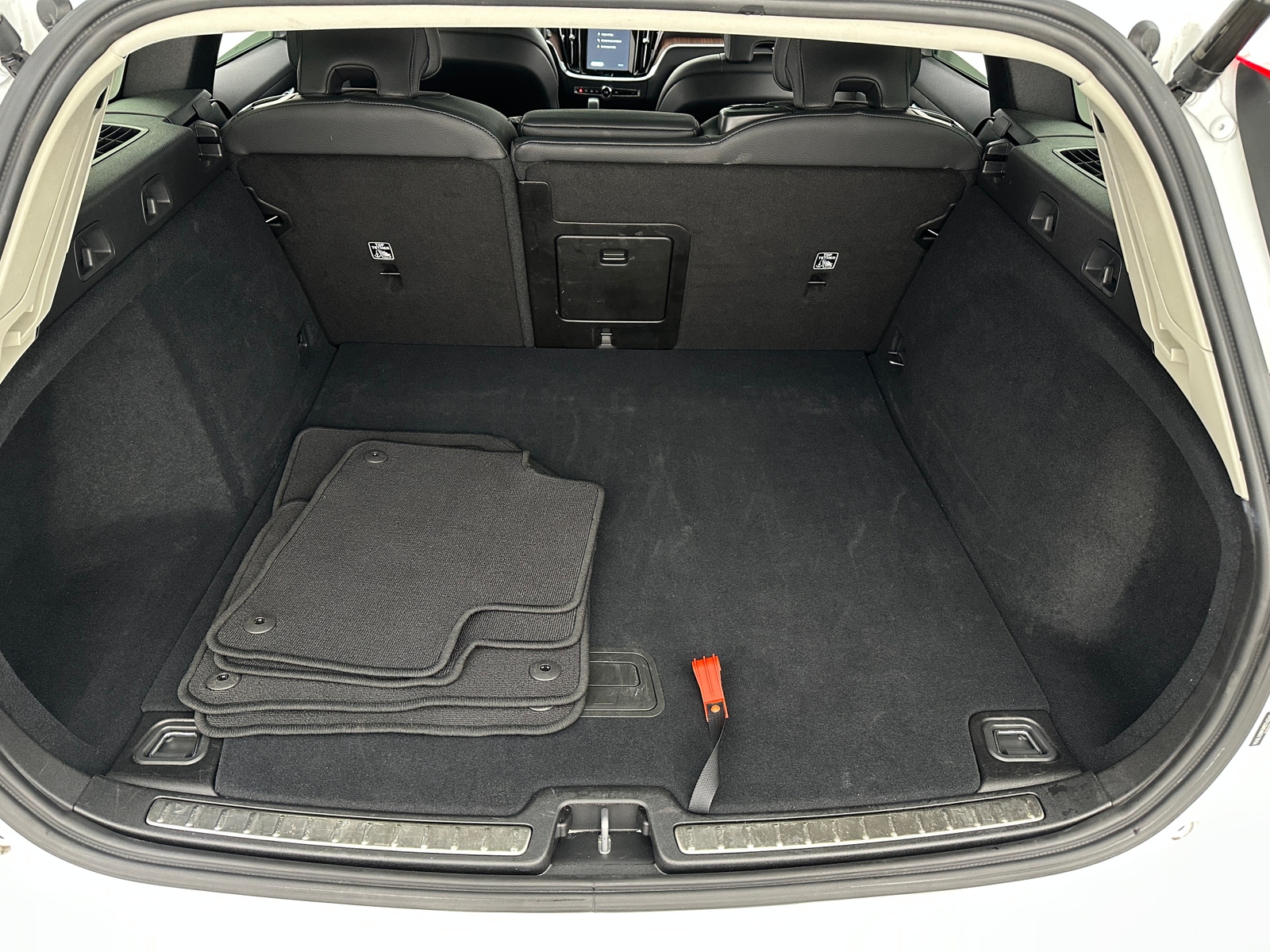 Thumbnail: 2025 Volvo V60 - 6