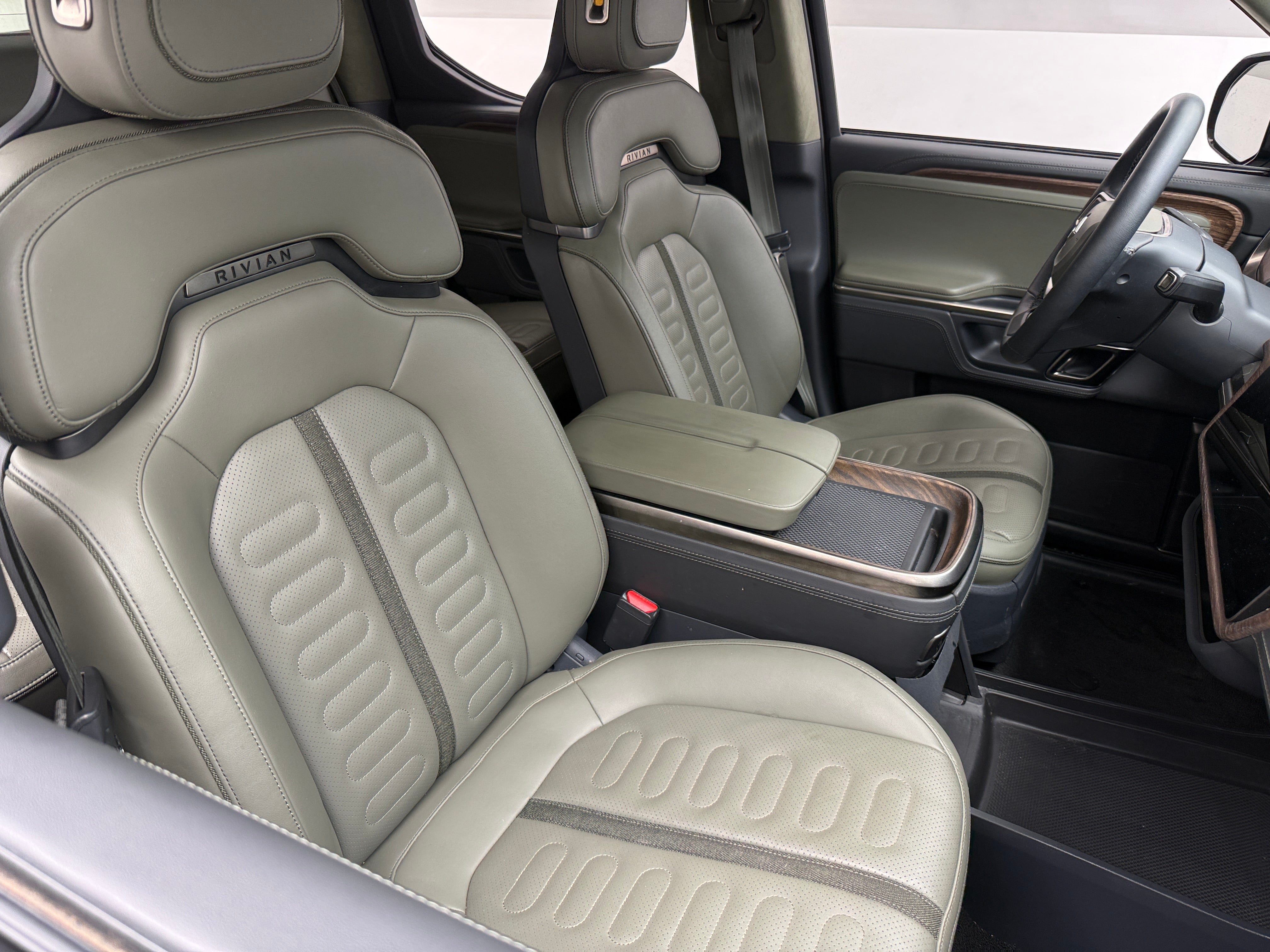 Used 2022 Rivian R1T Launch Edition with VIN 7FCTGAAL6NN005022 for sale in Oak Creek, WI