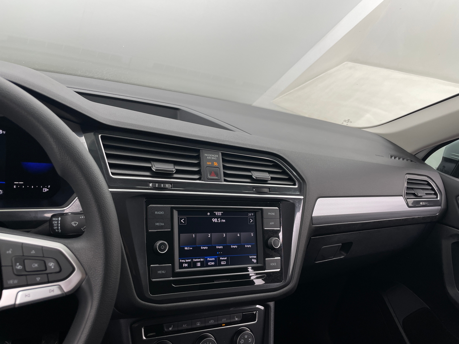 Thumbnail: 2023 Volkswagen Tiguan - 4