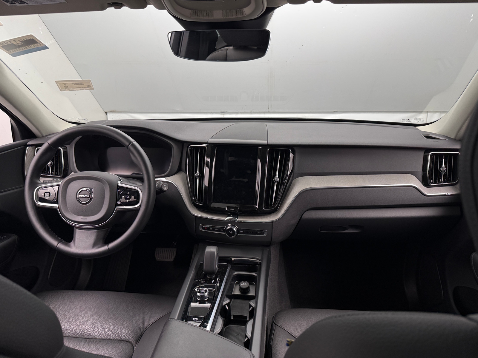 Thumbnail: 2025 Volvo XC60 - 3