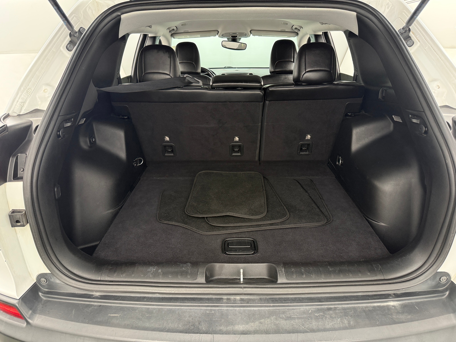 Thumbnail: 2019 Jeep Cherokee - 7