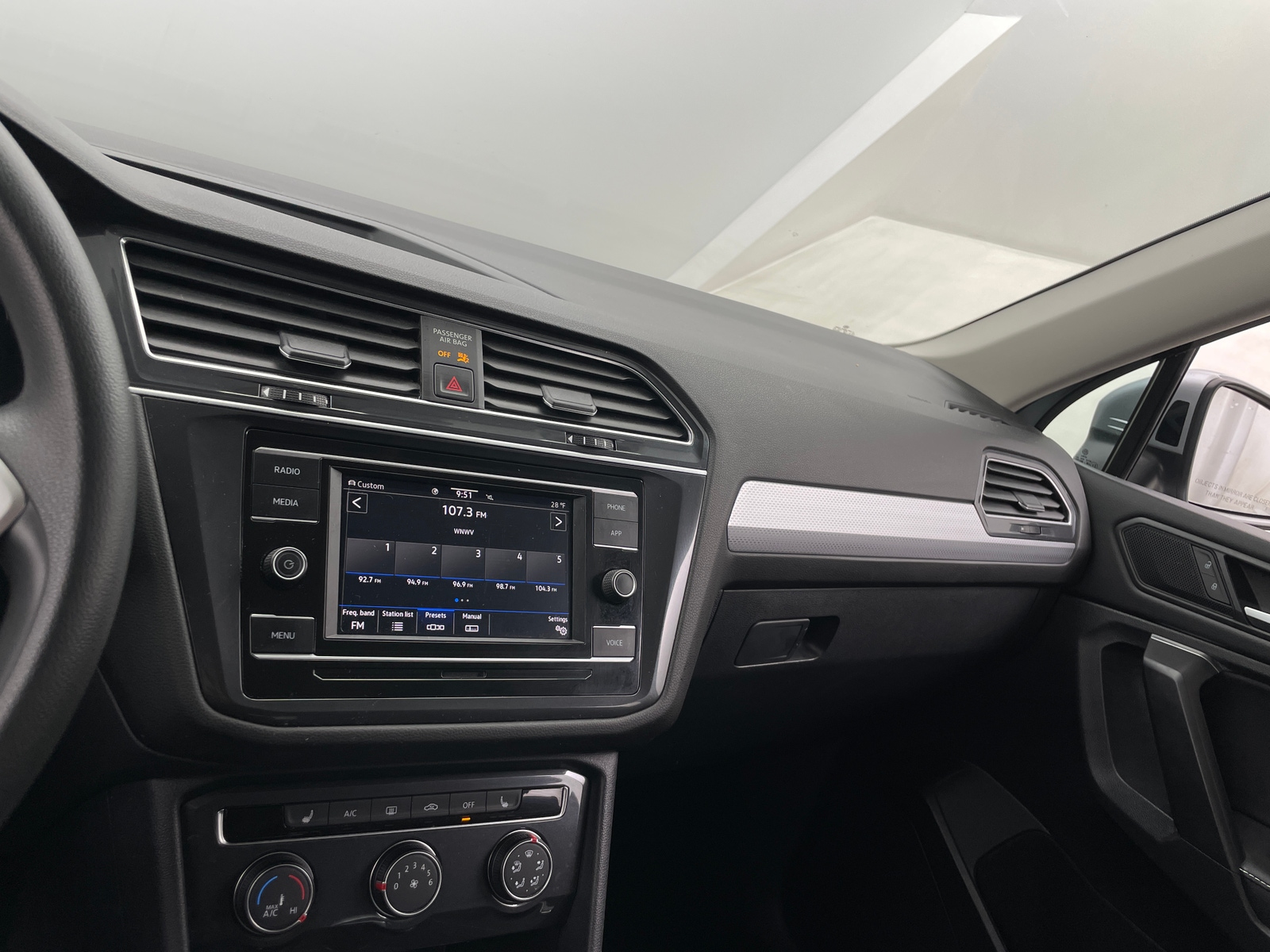 Thumbnail: 2022 Volkswagen Tiguan - 4