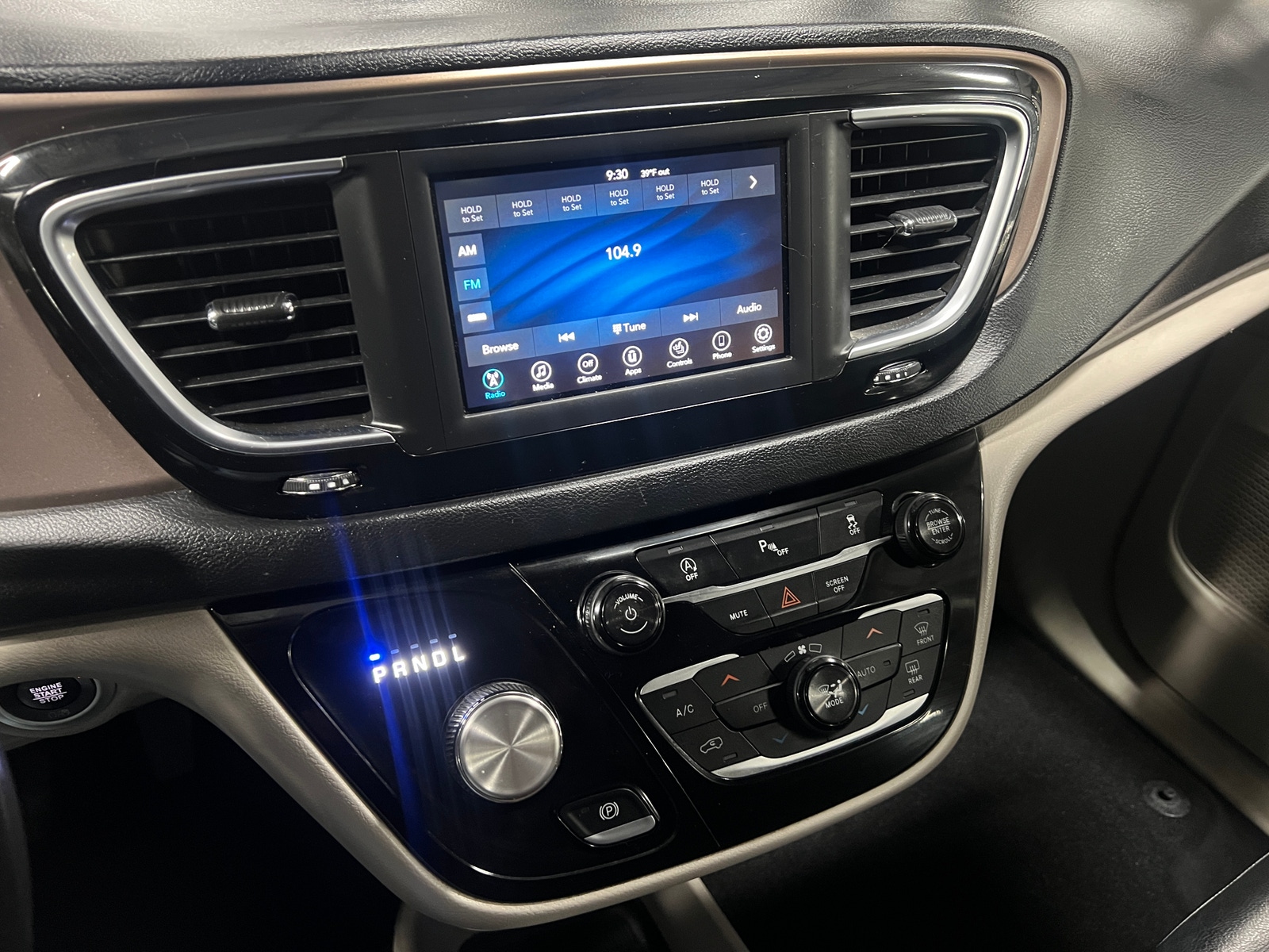 Thumbnail: 2018 Chrysler Pacifica - 3