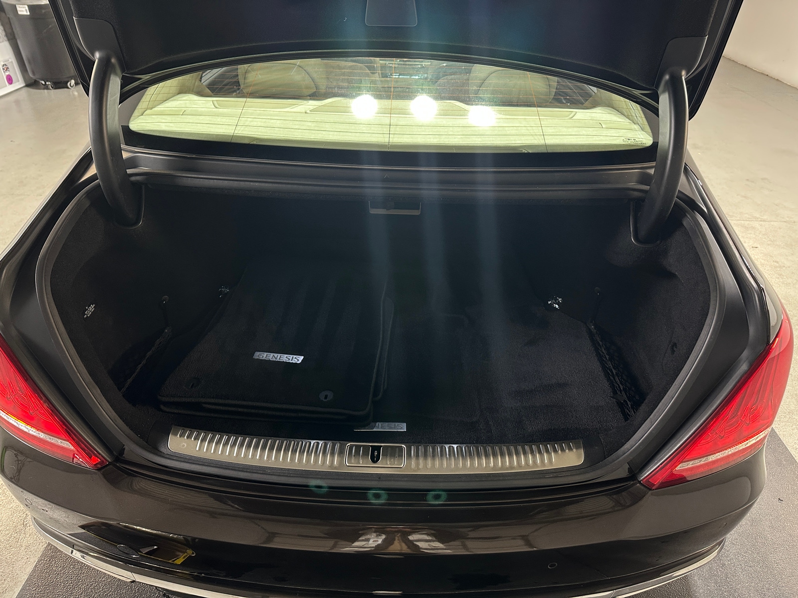 Thumbnail: 2018 Genesis G90 - 6