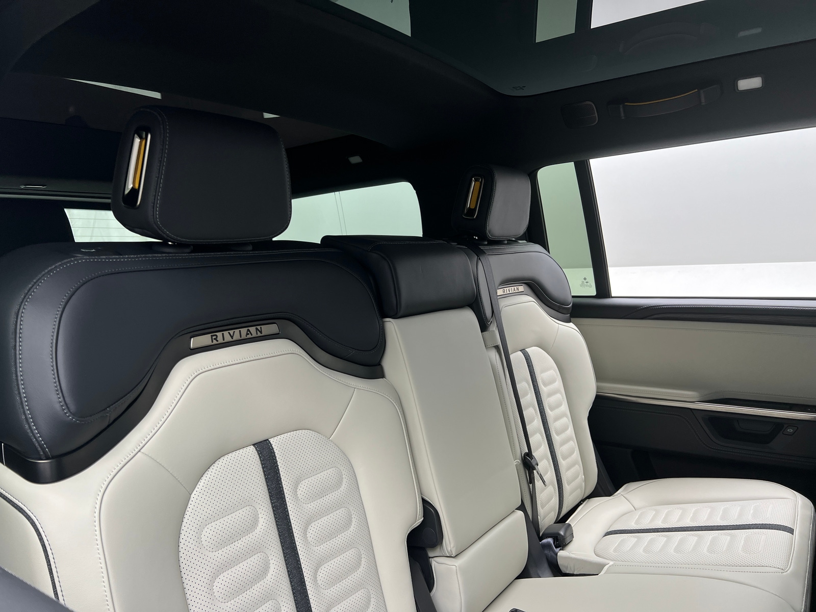 Thumbnail: 2025 Rivian R1S - 5