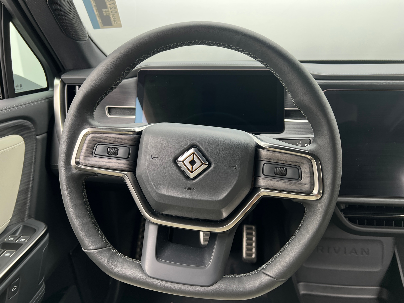 Thumbnail: 2025 Rivian R1S - 4