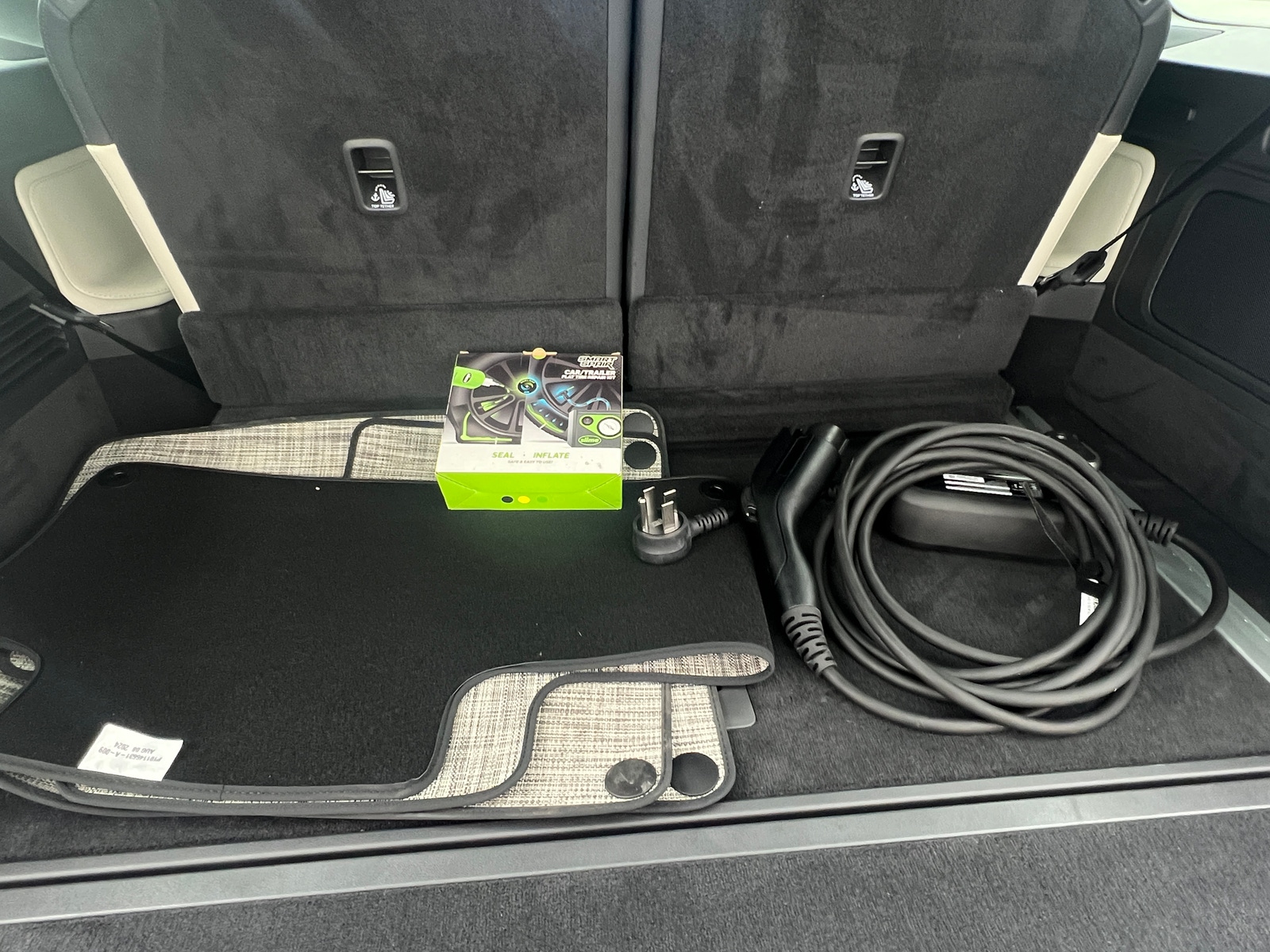 Thumbnail: 2025 Rivian R1S - 6