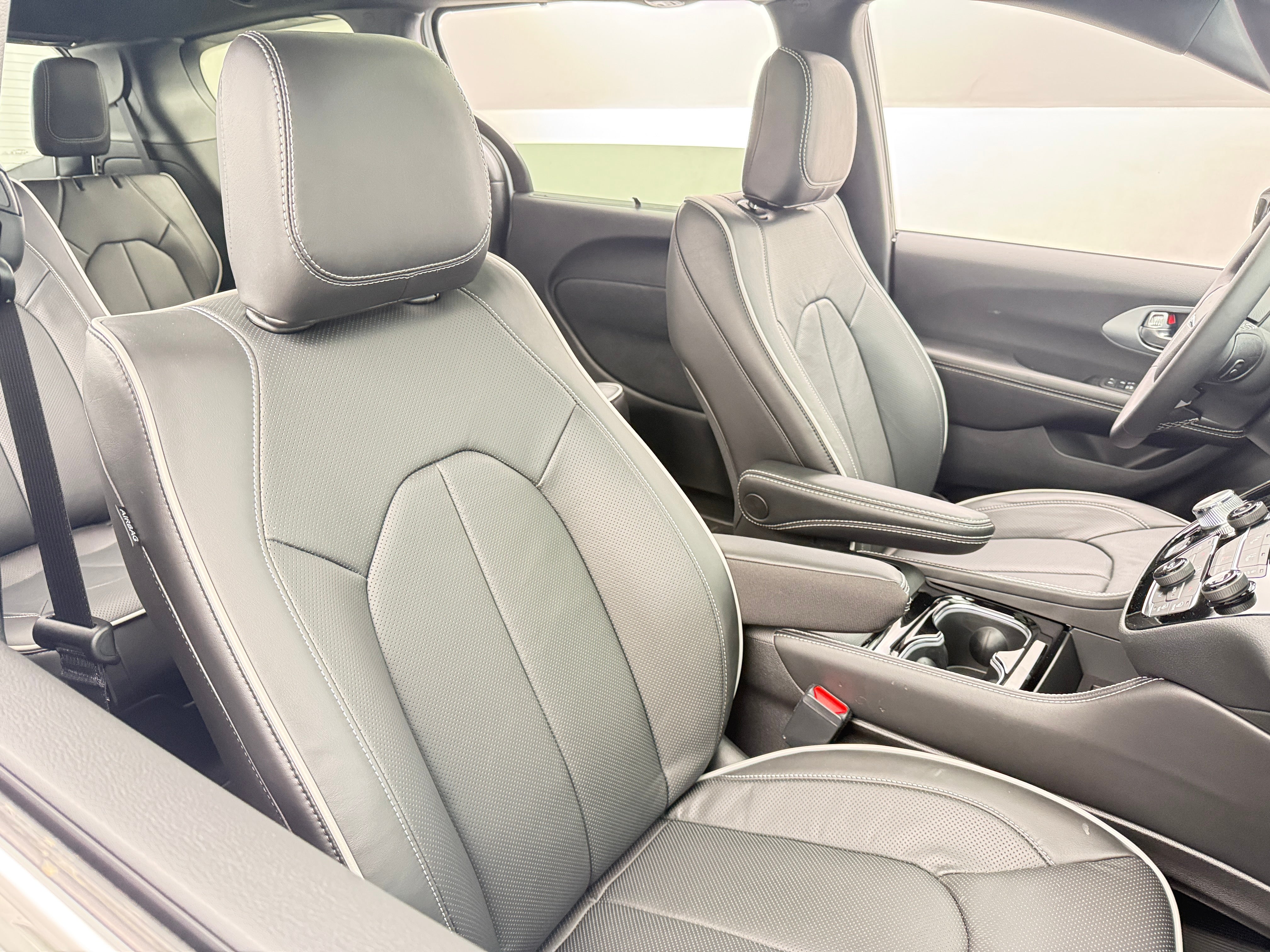 2026 Chrysler Pacifica Limited AWD's photo