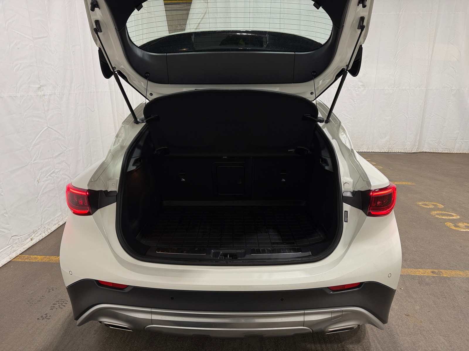 Thumbnail: 2019 INFINITI QX30 - 6