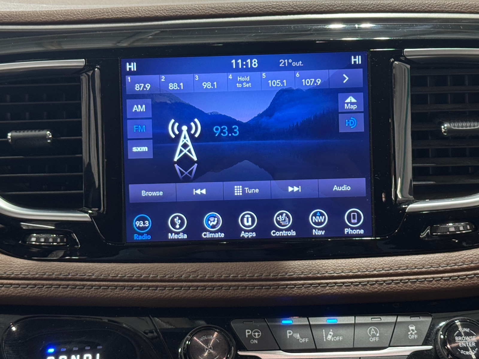 Thumbnail: 2018 Chrysler Pacifica - 3